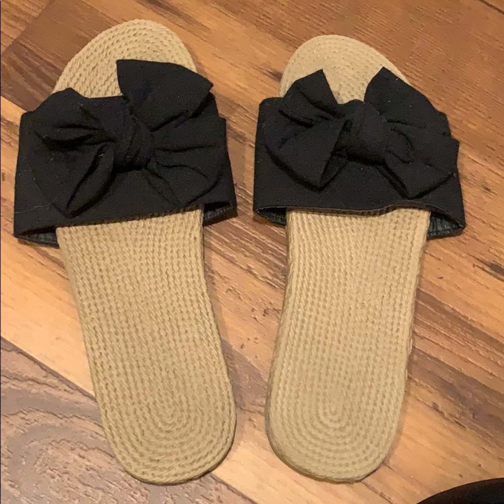 Black bow sandals